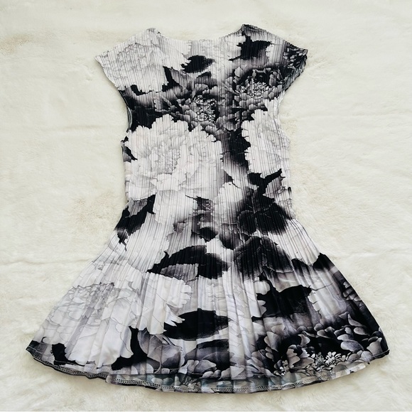 Milano Black and White Floral Pleated Top Medium - Picture 2 of 2